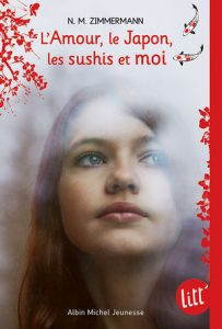 Sur la couverture on y voit une fille regardant au dessus et sur le côté d'elle avec un peu de brouillard et des branches de cerisier dessiné tout autour d'elle.