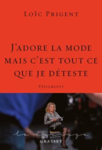 Un livre rouge avec en bas Catherine Deneuve assise et en sous-titre : Pépiements.